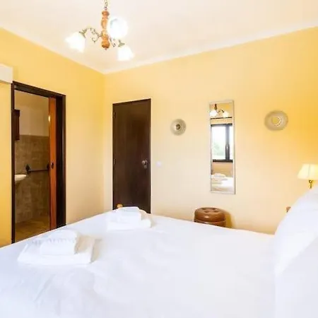 Camila - Ideal Location Ten-min Walk To Marina וילה